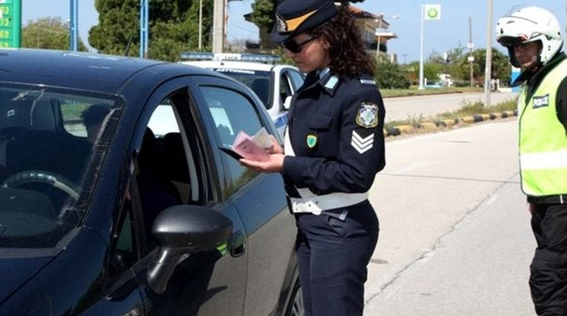 Τι προβλέπει ο νέος ΚΟΚ: Πρόστιμα βάσει εισοδήματος – Αφαίρεση πινακίδων και άδειας για ζώνη, κράνος, κινητό και ρίψη τσιγάρου